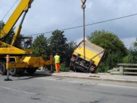 Nákladní vozidlo havarovalo na mostě  - Nový Jičín