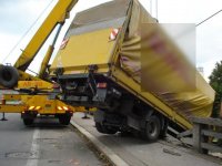 Nákladní vozidlo havarovalo na mostě  - Nový Jičín
