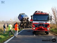 Převrácený náklaďák blokoval silnici - Ostrava - Heřmanice