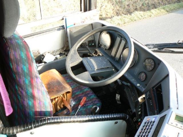 Autobus zezadu narazil do čistícího vozu - Velké Přítočno