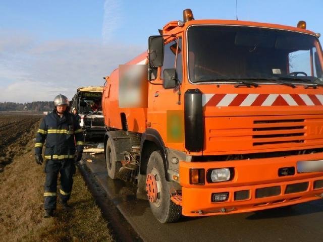 Autobus zezadu narazil do čistícího vozu - Velké Přítočno