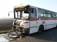 Autobus zezadu narazil do čistícího vozu - Velké Přítočno