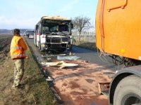 Autobus zezadu narazil do čistícího vozu - Velké Přítočno