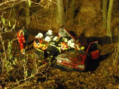 Po nehodě skončil vůz pod srázem - Fulnek, Moravské Vlkovice