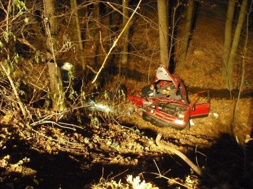 Po nehodě skončil vůz pod srázem - Fulnek, Moravské Vlkovice