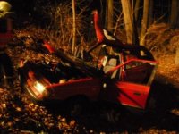 Po nehodě skončil vůz pod srázem - Fulnek, Moravské Vlkovice