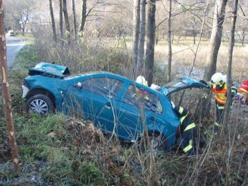 Fabia ve stromě a v ní těžce zraněná žena - Třinec - Guty