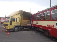 Náklaďák vs. motorový vlak plný dětí - Otice