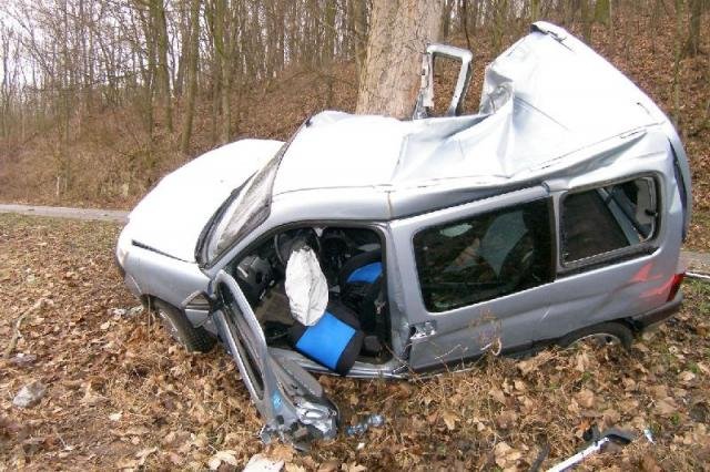 Peugeot omotaný kolem stromu a mrtvý řidič - Krnsko, Vince