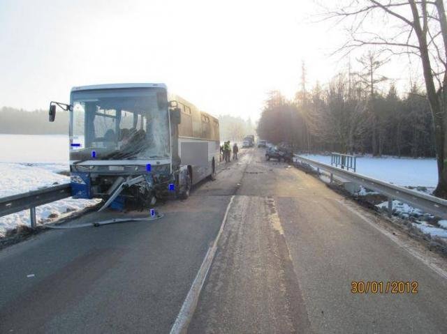 Čelní střet Felicie s autobusem si vyžádal lidský život - Dobruška