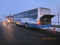 Čelní střet Felicie s autobusem si vyžádal lidský život - Dobruška