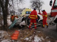 Mladík zemřel po nárazu do stromu - Tlumačov, Kunovice