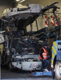 Autobus narazil ve Švýcarsku do zdi tunelu, 28 mrtvých - Sierre (Švýcarsko)
