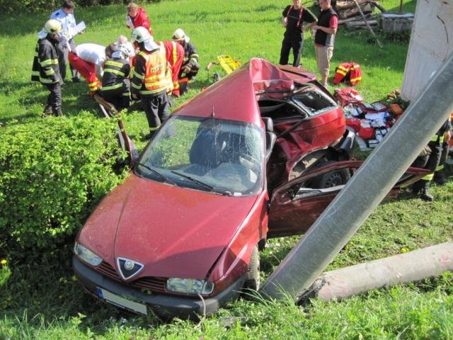 Řidič narazil ve Velkých Karlovicích do betonového sloupku - Velké Karlovice