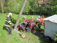 Řidič narazil ve Velkých Karlovicích do betonového sloupku - Velké Karlovice
