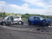 Nehoda tří osobních aut u Slaného, pět zraněných a dvě mrtvé ženy