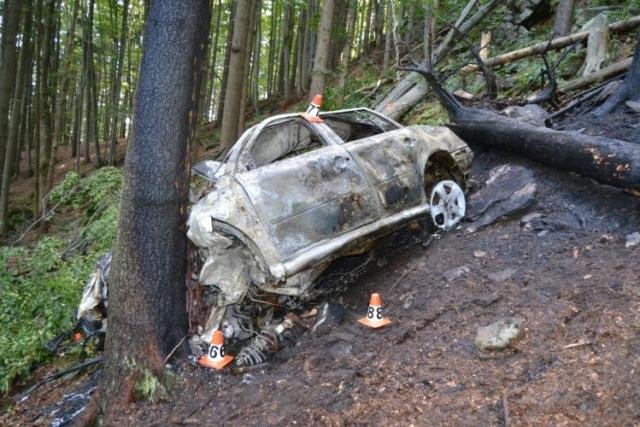 Řidič nevybral zatáčku, sjel ze srázu a uhořel - Červenohorské sedlo