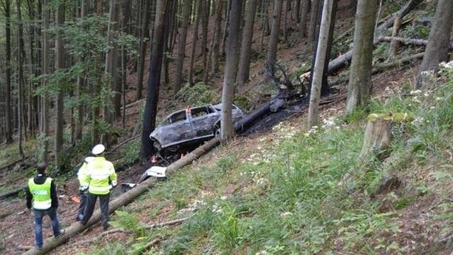 Řidič nevybral zatáčku, sjel ze srázu a uhořel - Červenohorské sedlo