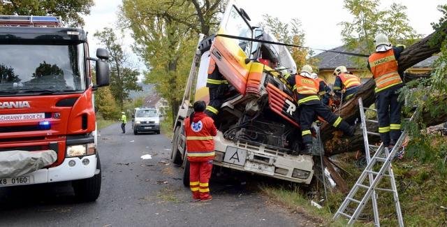 Nákladní auto narazilo do stromu, řidiče transportoval vrtulník - Jenišov, Chodov