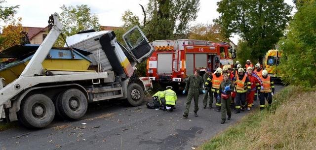 Nákladní auto narazilo do stromu, řidiče transportoval vrtulník - Jenišov, Chodov