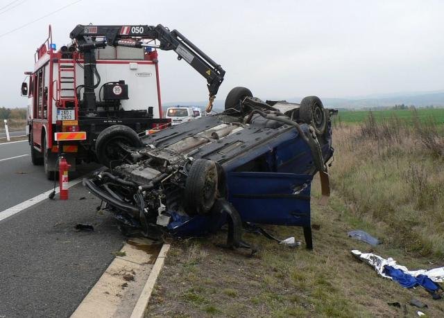 Po nehodě zůstalo vozidlo na střeše, řidiče transportoval vrtulník - Sokolov, Chleb