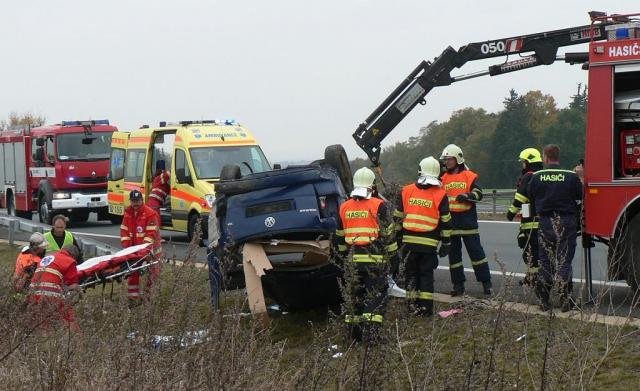 Po nehodě zůstalo vozidlo na střeše, řidiče transportoval vrtulník - Sokolov, Chleb