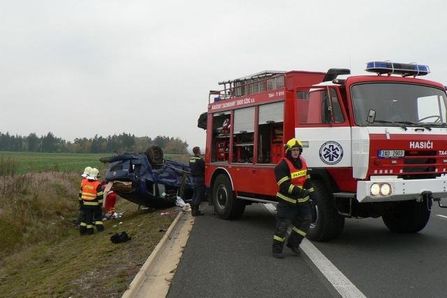 Po nehodě zůstalo vozidlo na střeše, řidiče transportoval vrtulník - Sokolov, Chleb