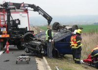 Po nehodě zůstalo vozidlo na střeše, řidiče transportoval vrtulník - Sokolov, Chleb