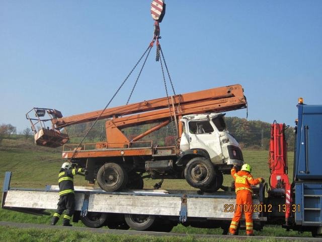 S Avií se převrátil do kolejiště - Újezdec u Uherského Brodu