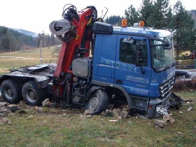 Namrzlá vozovka poslala nakladač na zahradu rodinného domu - Lipová-lázně