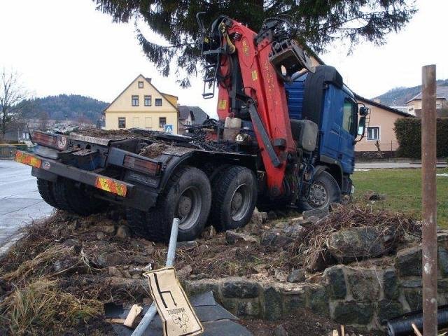 Namrzlá vozovka poslala nakladač na zahradu rodinného domu - Lipová-lázně