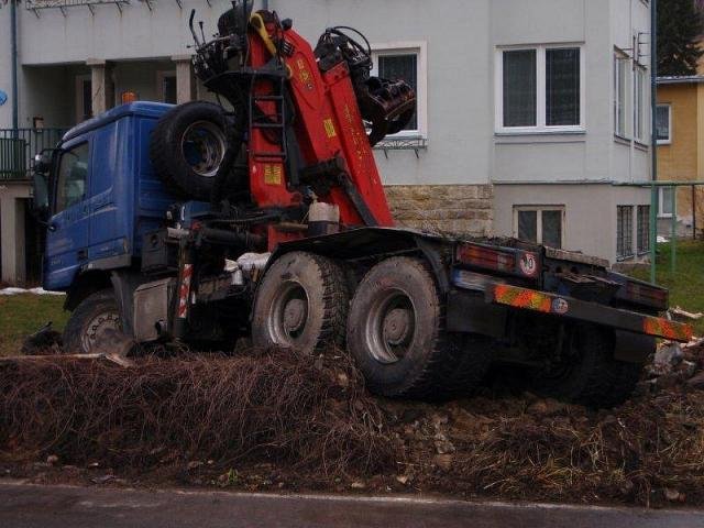 Namrzlá vozovka poslala nakladač na zahradu rodinného domu - Lipová-lázně