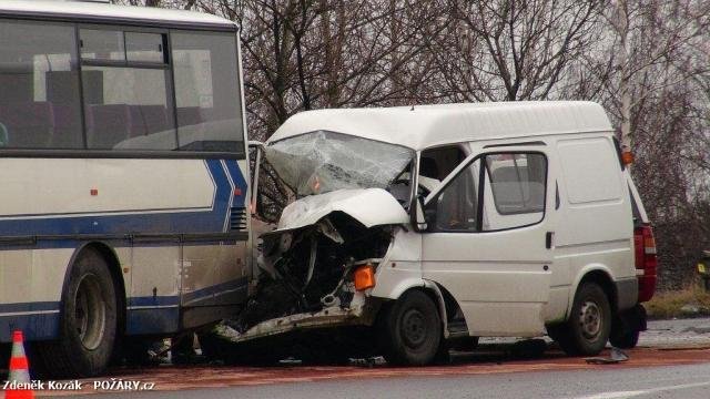 Střet dodávky a autobusu si vyžádal jednoho mrtvého - Zápy, Brandýs nad Labem