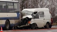 Střet dodávky a autobusu si vyžádal jednoho mrtvého