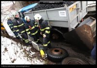 Kuriózní nehoda. Avii převážející uhlí upadlo kolo.  - Nové Město nad Metují