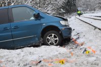 Do Mercedesu narazila vlaková souprava - Valdek