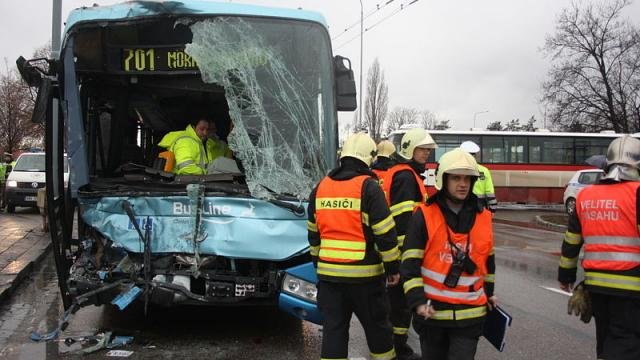 V Brně se srazily dva autobusy, 19 zraněných - Brno 