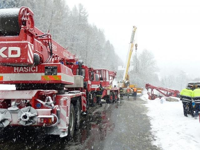 Nehoda hasičského jeřábu a osobního vozidla - Semily