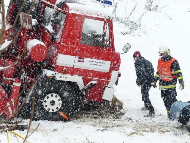 Nehoda hasičského jeřábu a osobního vozidla - Semily