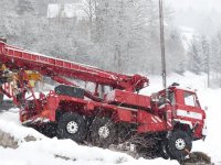 Nehoda hasičského jeřábu a osobního vozidla