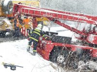 Nehoda hasičského jeřábu a osobního vozidla - Semily