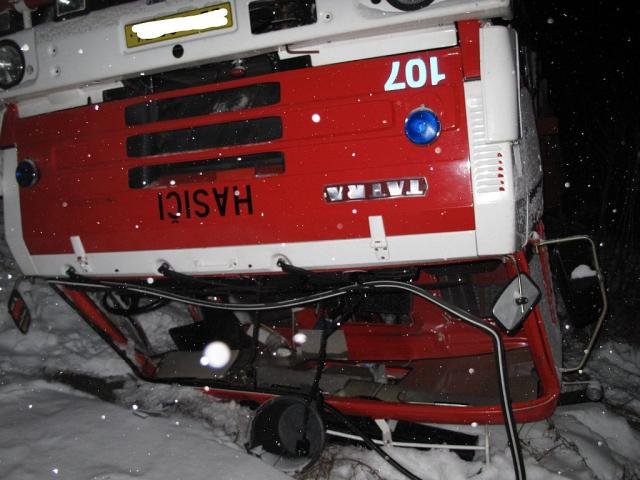 Hasičská tatra skončila převrácená v příkopu - Valašské Meziříčí