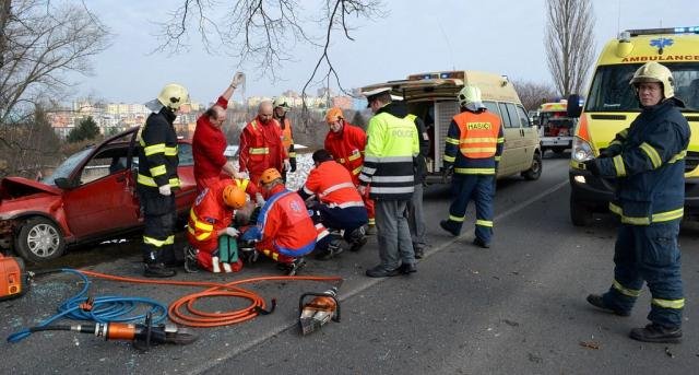 Rozhodl se dobrovolně zemřít, vůz nasměroval do stromu - Sokolov