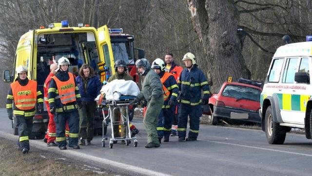 Rozhodl se dobrovolně zemřít, vůz nasměroval do stromu - Sokolov