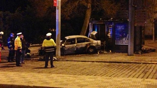 Taxikář s vozidlem narazil do sloupu, uhořel  - Praha