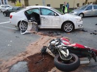 Motorkář nepřežil v Brně náraz do škodovky