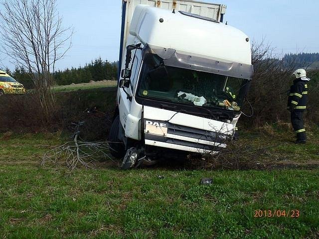 Dopravní nehoda kamionu a osobáku na Klatovsku - Mochtín