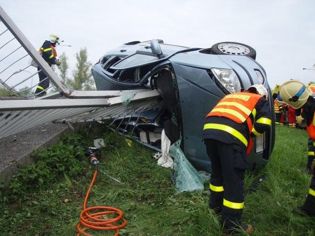 Auto napíchl na zábradlí - Ostrava