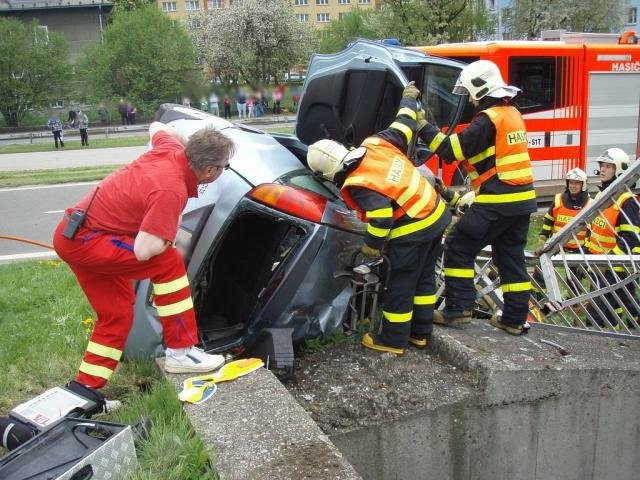 Auto napíchl na zábradlí - Ostrava