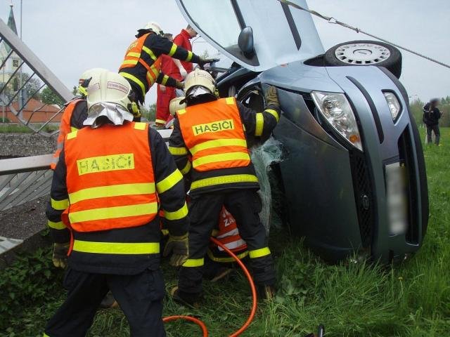 Auto napíchl na zábradlí - Ostrava